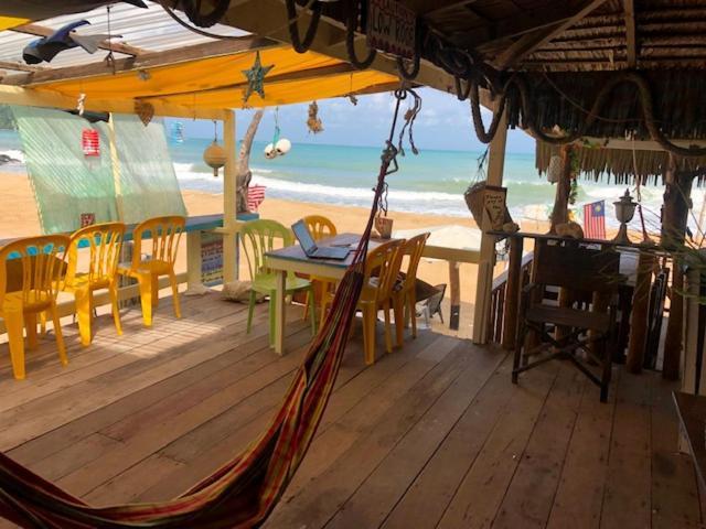 Beachfront Hut Upstairs Astra - Beach Shack Chalet Kampong Juara Eksteriør billede