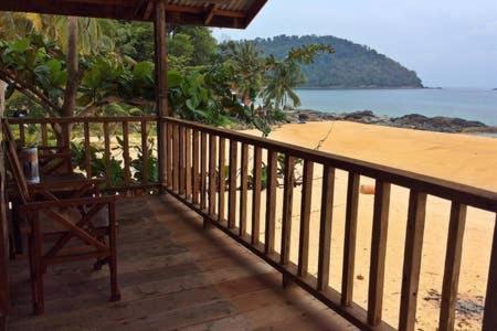 Beachfront Hut Upstairs Astra - Beach Shack Chalet Kampong Juara Eksteriør billede