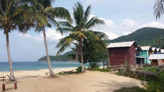 Beachfront Hut Upstairs Astra - Beach Shack Chalet Kampong Juara Eksteriør billede