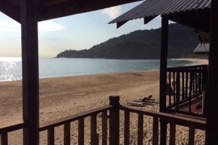 Beachfront Hut Upstairs Astra - Beach Shack Chalet Kampong Juara Eksteriør billede