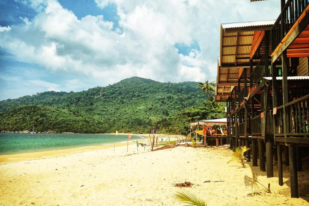 Beachfront Hut Upstairs Astra - Beach Shack Chalet Kampong Juara Eksteriør billede