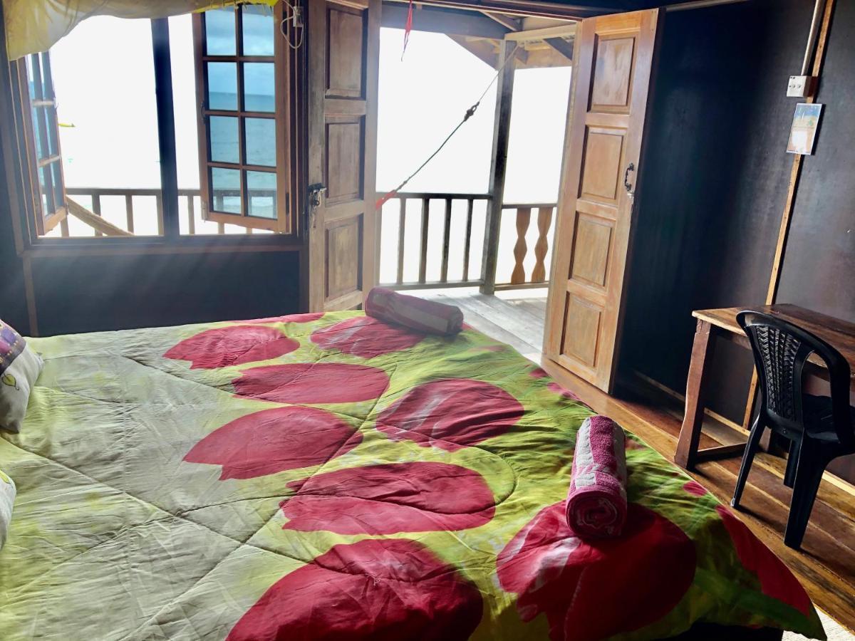 Beachfront Hut Upstairs Astra - Beach Shack Chalet Kampong Juara Eksteriør billede