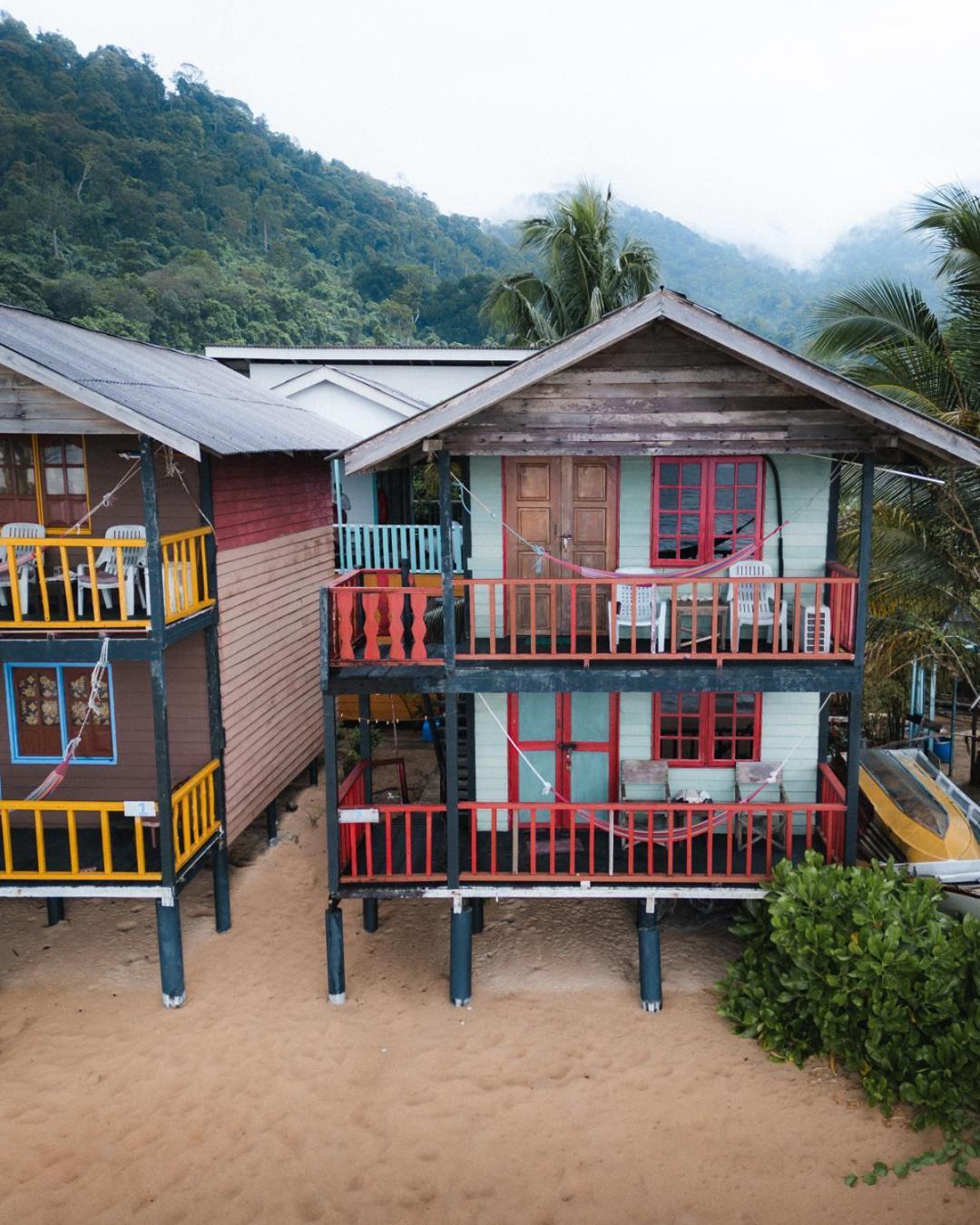 Beachfront Hut Upstairs Astra - Beach Shack Chalet Kampong Juara Eksteriør billede