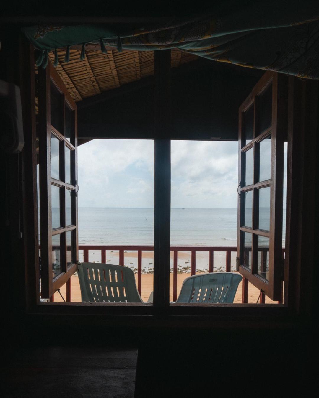 Beachfront Hut Upstairs Astra - Beach Shack Chalet Kampong Juara Eksteriør billede