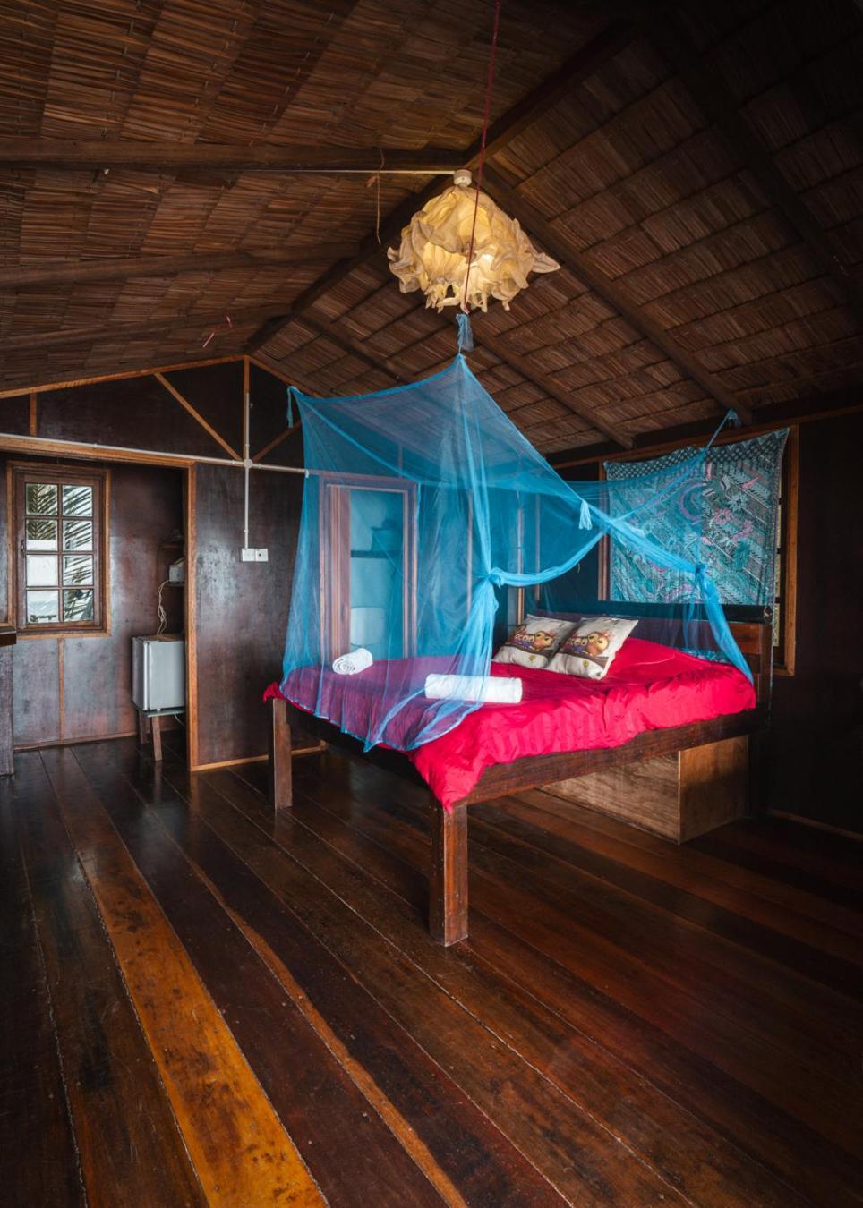 Beachfront Hut Upstairs Astra - Beach Shack Chalet Kampong Juara Eksteriør billede
